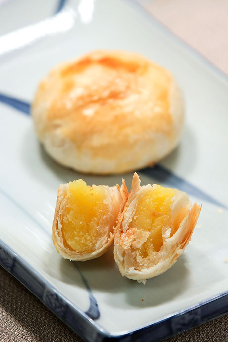  Puff pastry cake with egg custard filling奶黄酥饼