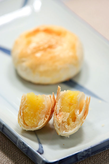  【Puff pastry cake with egg custard filling】