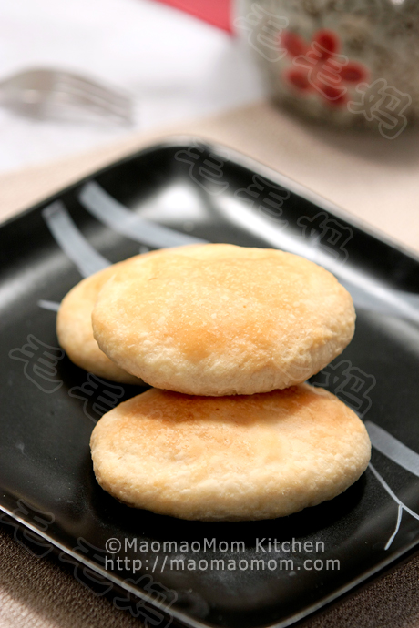  Black sesame puff pastry cakes 椒盐牛舌饼