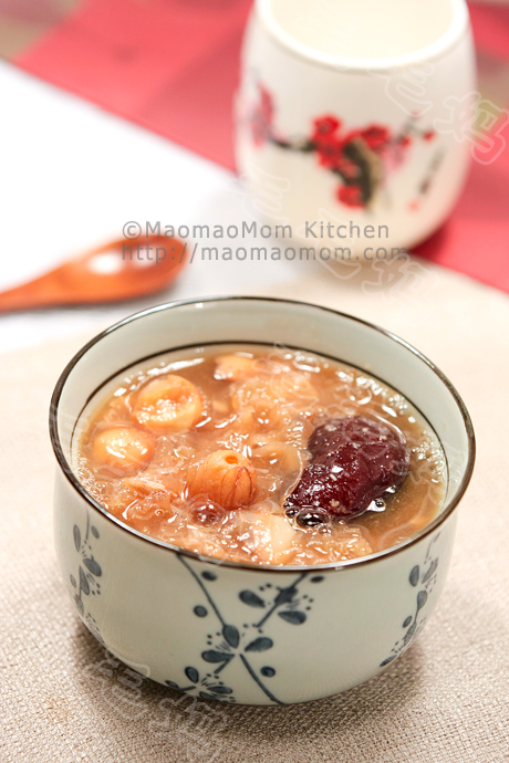  White woodear dates lotus seeds and lily bulb soup 红枣银耳莲子羹