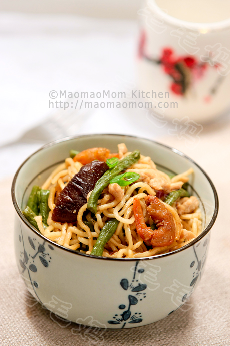  Braised noodles with long beans and pork 豆角肉丝焖面