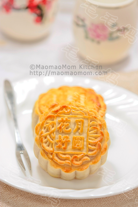 芋蓉广式月饼Cantonese-style Mooncake with Taro filling 