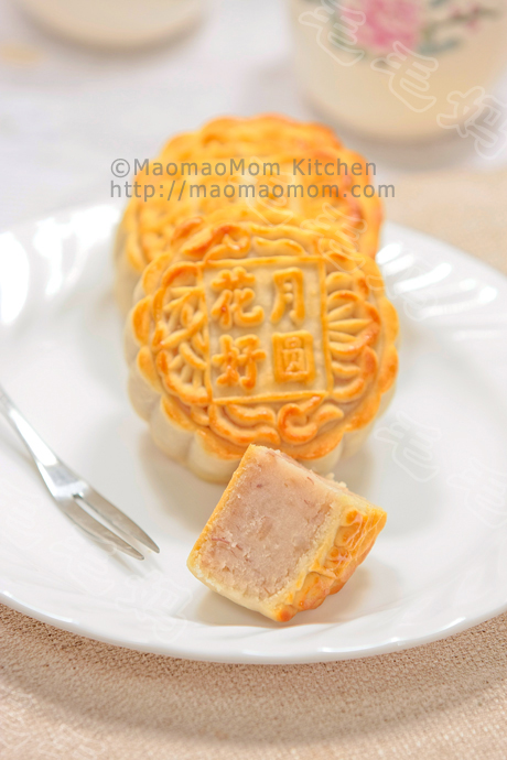 芋蓉广式月饼Cantonese-style Mooncake with Taro filling 