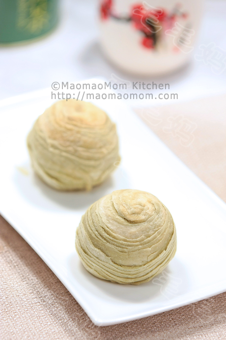 Puff pastry cake with mug bean filling 绿豆酥