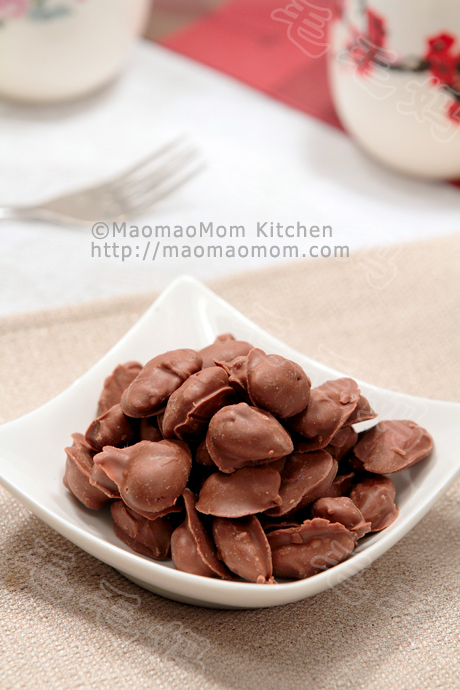  杏仁巧克力Chocolate coated almonds