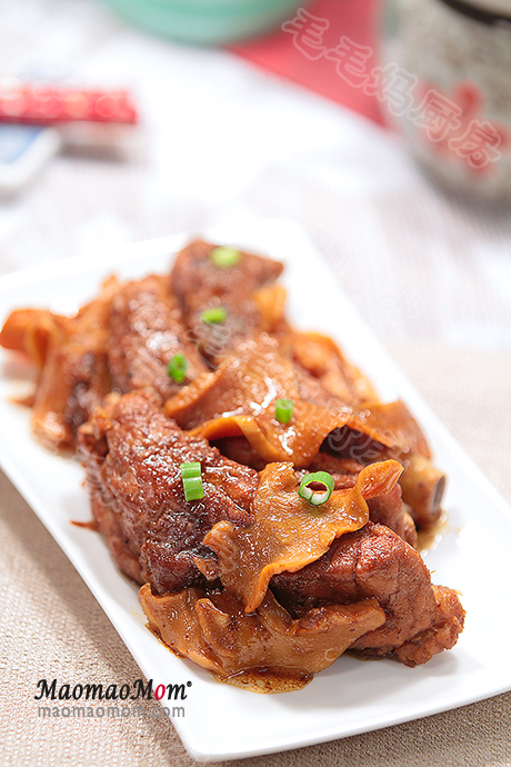  Braised bamboo shoot and pork rib in soy sauce